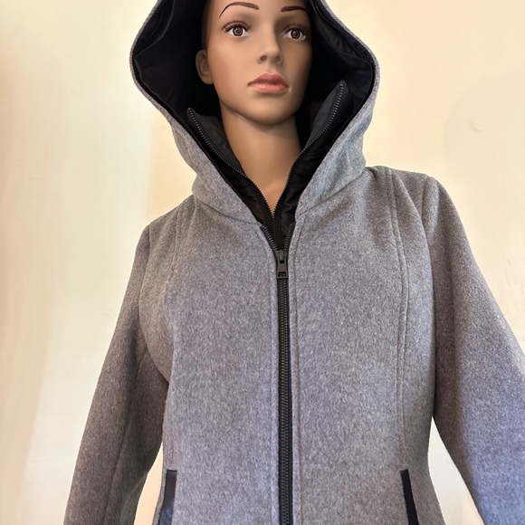 Winter coat by Soia&Kyo with convertible details. Size 4 - Picture 5 of 16